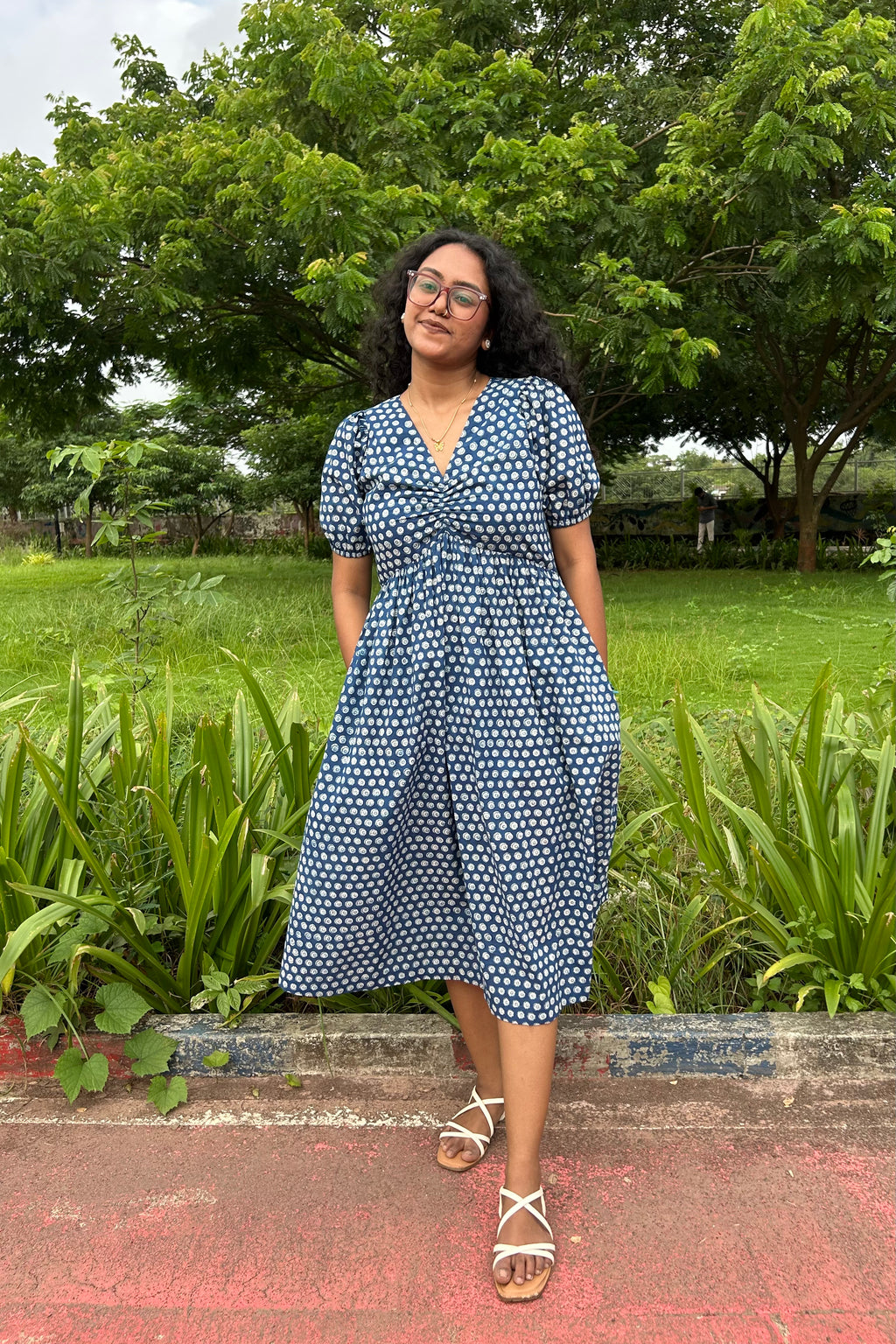 Mira V-neck midi dress with side pockets