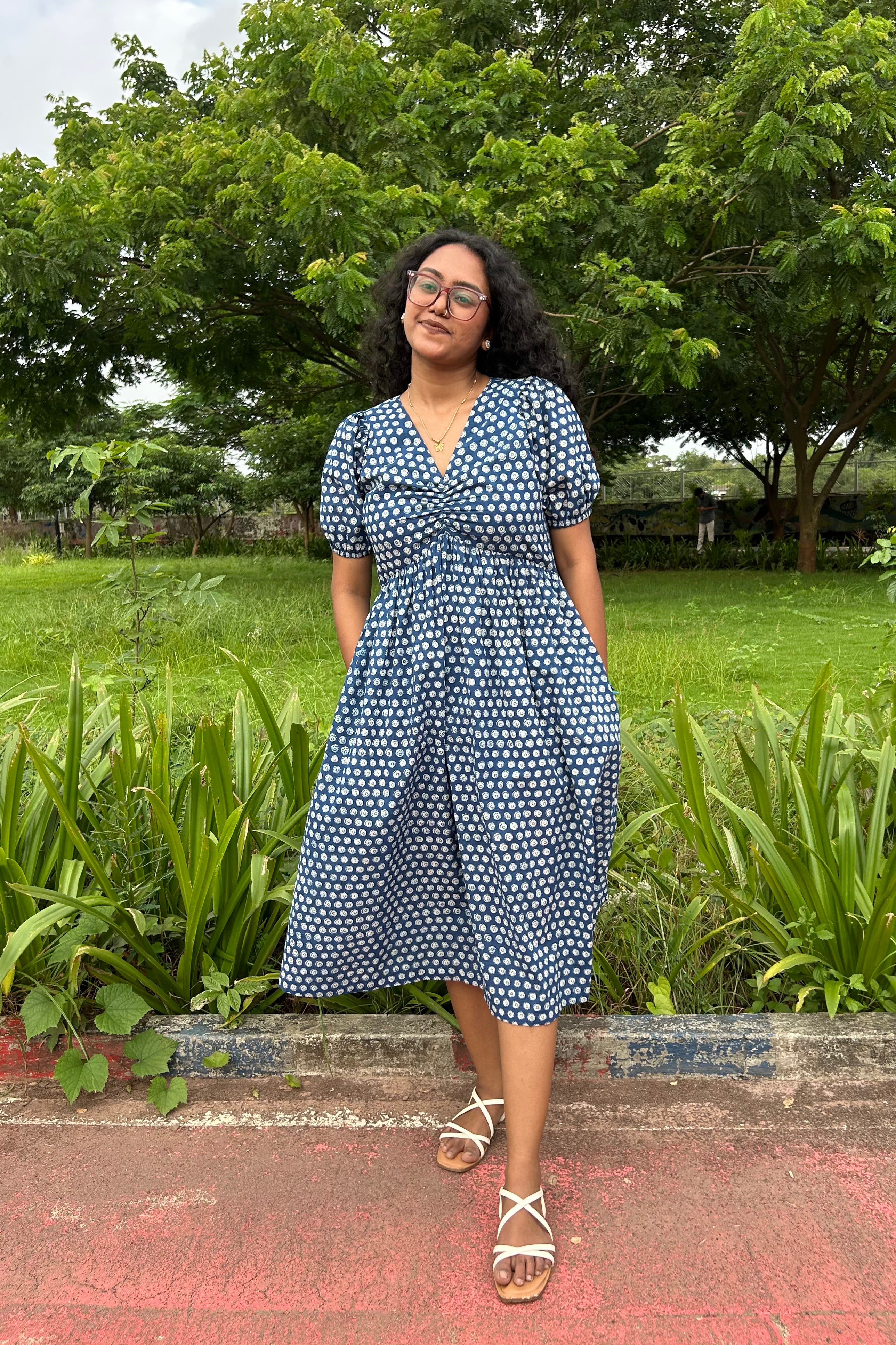 Mira V-neck midi dress with side pockets